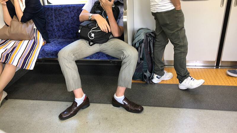 電車　座席　足を広げる男性　迷惑