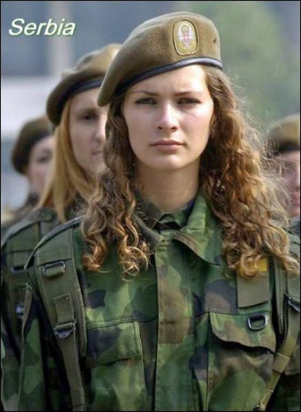 セルビア　女性軍人　美人