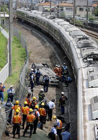 事故画像　ＪＲ学研都市線　列車　自動車
