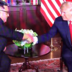 トランプ大統領　金正恩　握手　米朝首脳会談