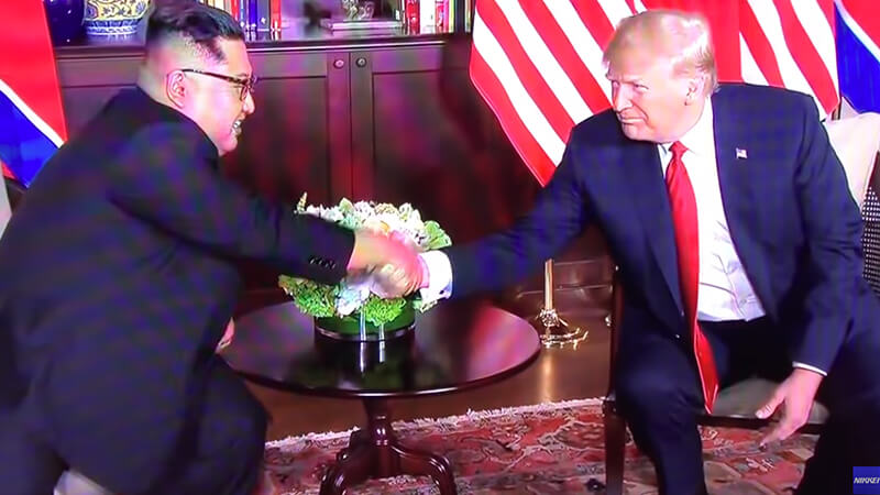 トランプ大統領　金正恩　握手　米朝首脳会談