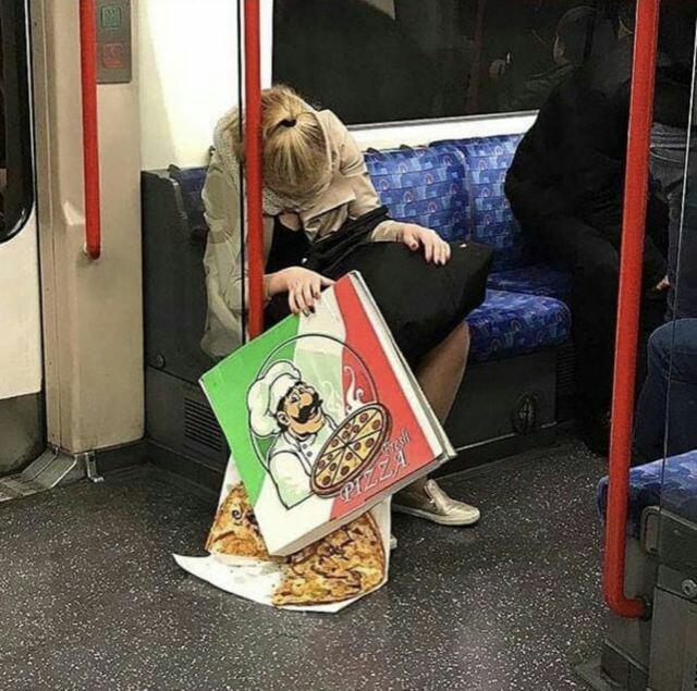 電車　ピザ　盗み食い
