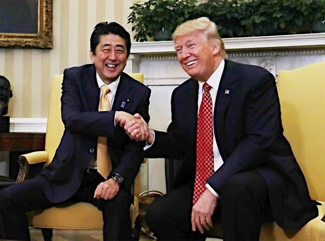 安倍晋三首相　トランプ大統領　握手　笑顔　にこにこ