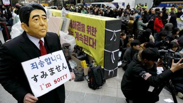 韓国　安倍総理のコスプレ
