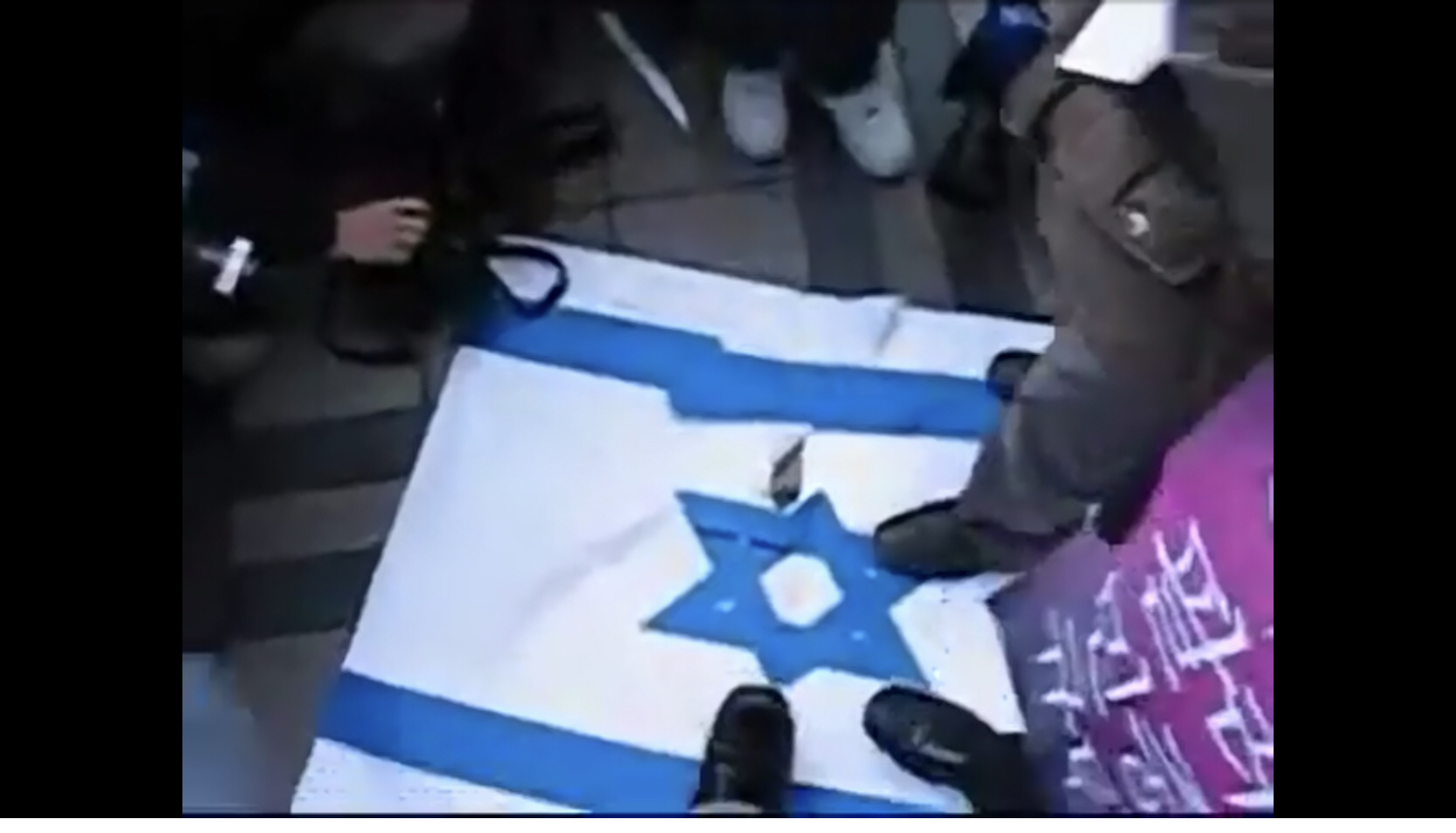 韓国人　イスラエル国旗　踏みつける