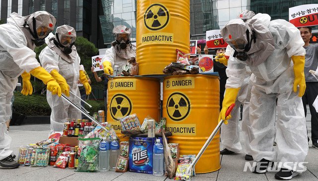 韓国　反日デモ　危険 放射能」と書かれたドラム缶