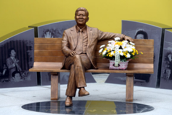 重力説　廬武鉉　記念　銅像