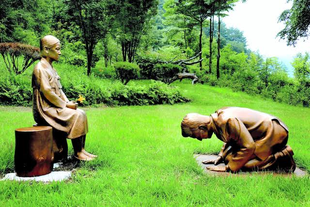 安倍銅像　韓国