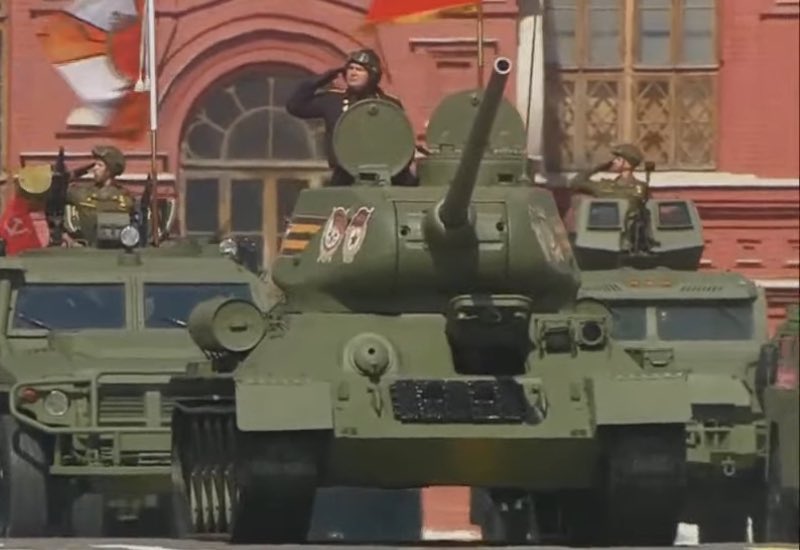 ロシア軍のパレード　戦車1台だけ