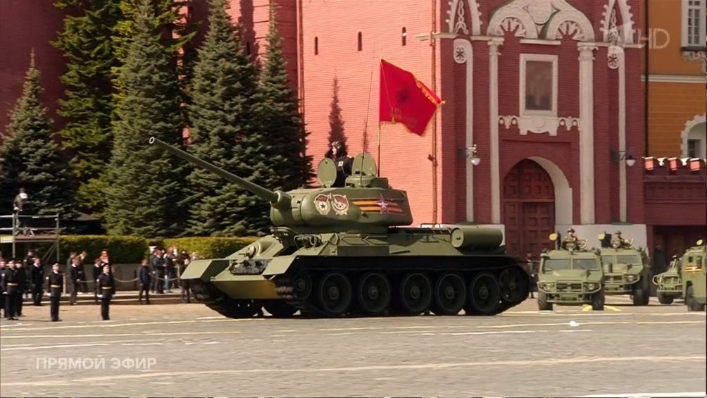 ロシア軍のパレード　戦車1台だけ
