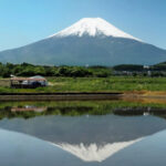 逆さ富士の見える田園風景